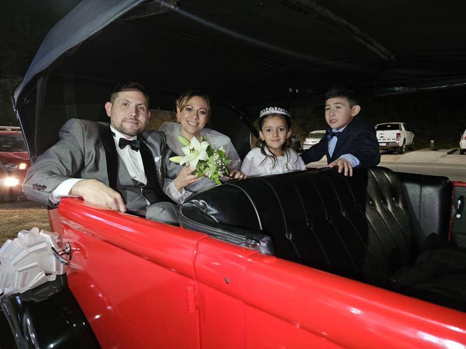 El auto de los novios en la llegada