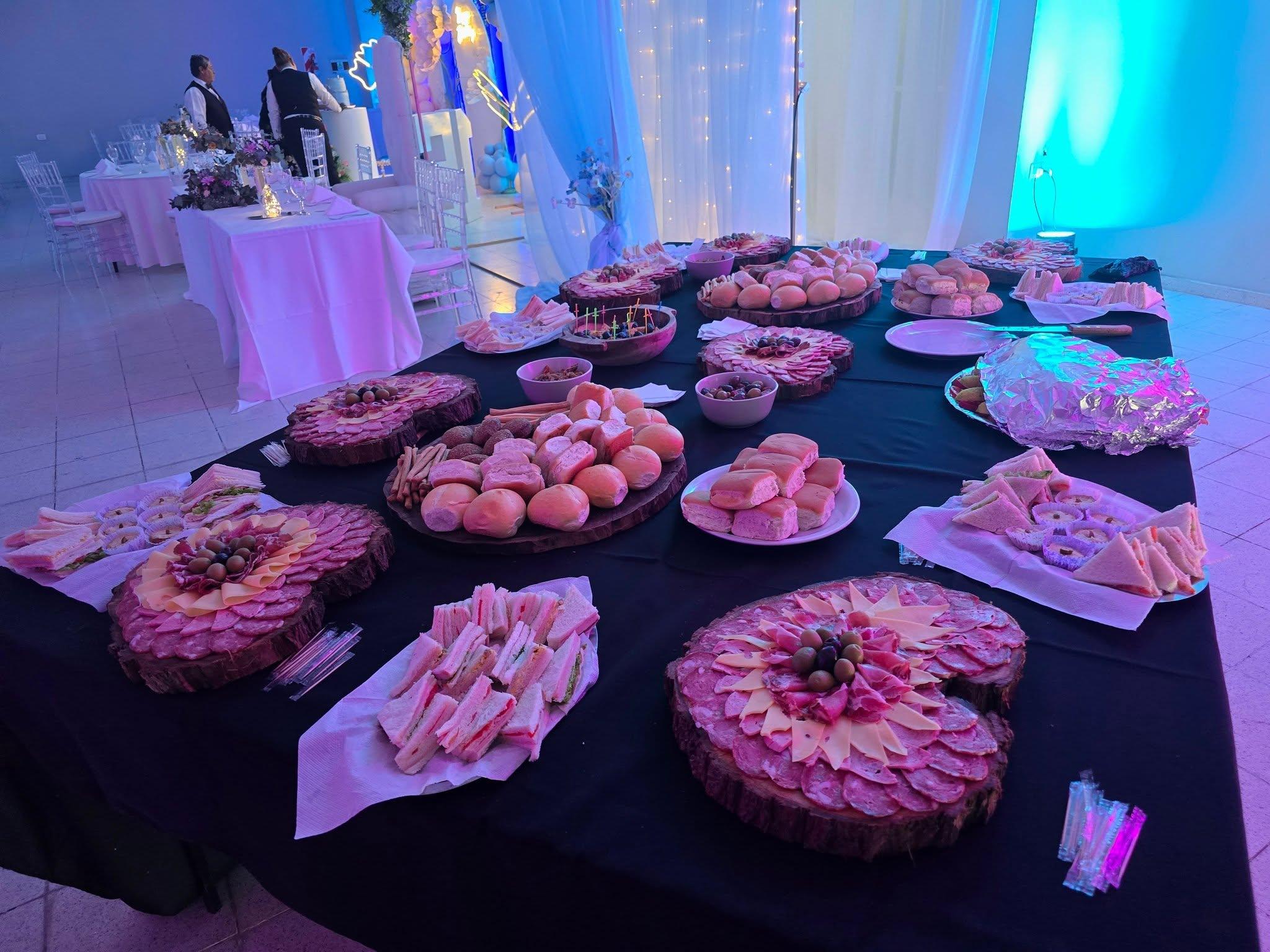 Entrada de los platos a la mesa