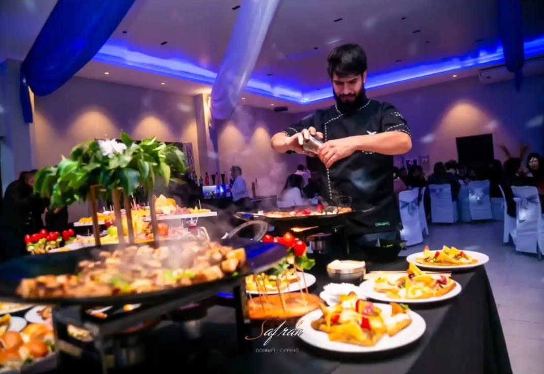 Chef sirviendo en la mesa del evento