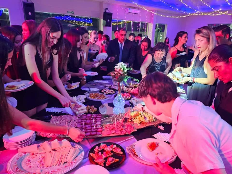 Invitados disfrutando de la cena