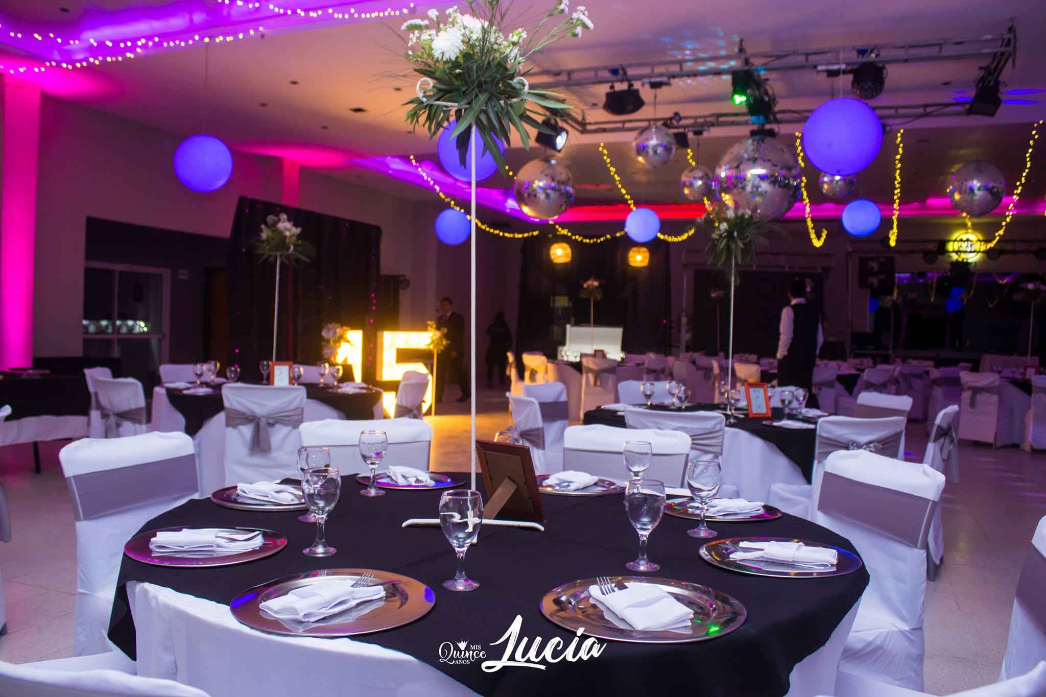 Salón ambientado para una fiesta de 15