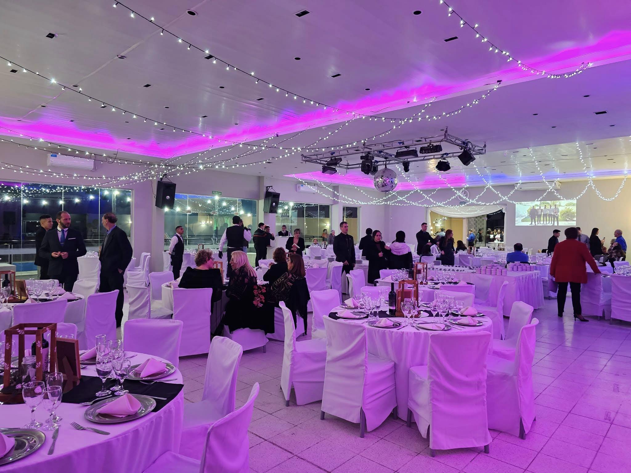 Salón ambientado para la fiesta de egresados