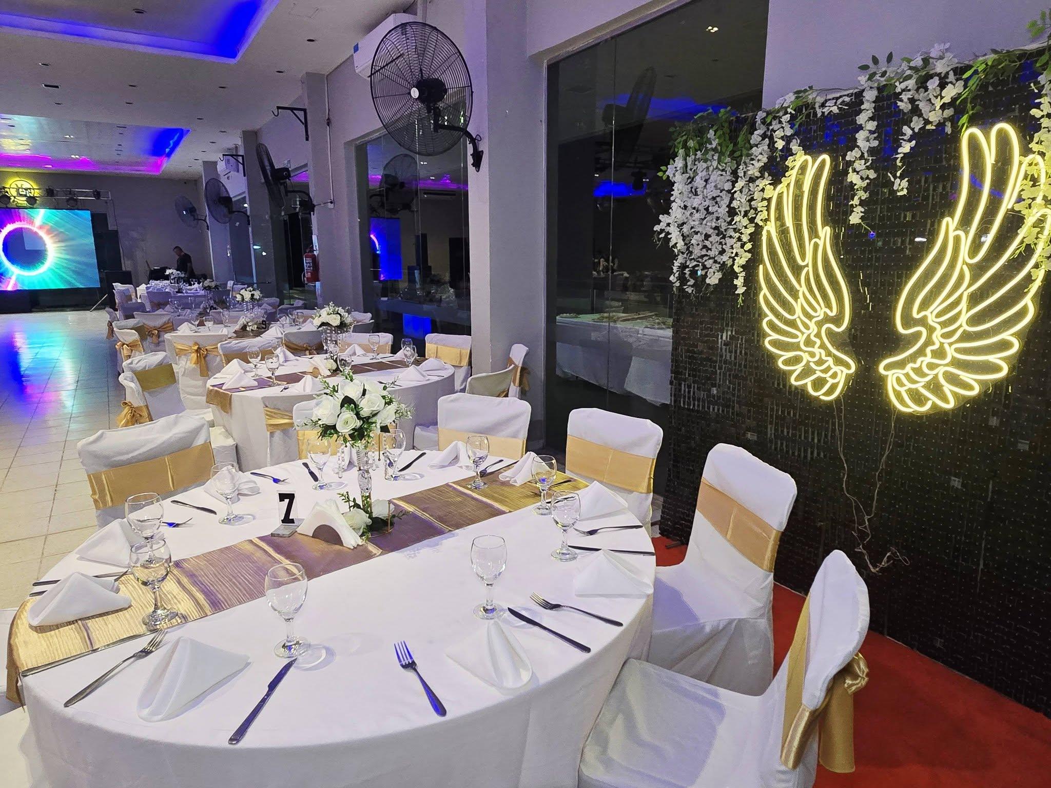 Mesas del salón vestidas para la celebración