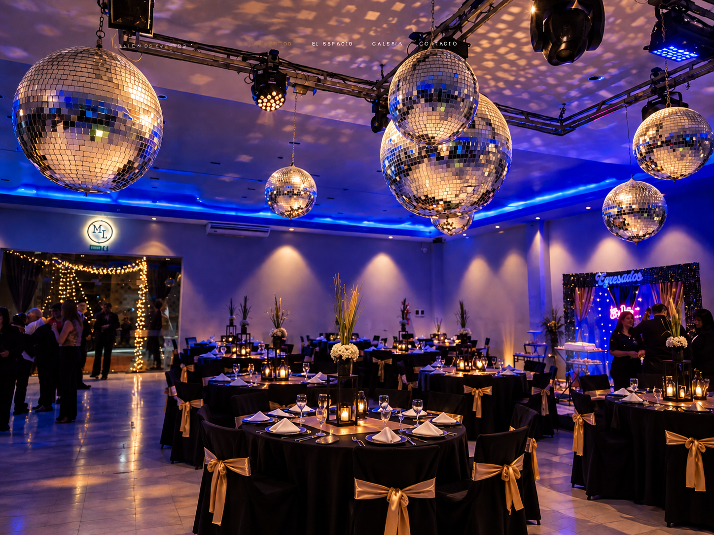 Interior del salón decorado para la fiesta