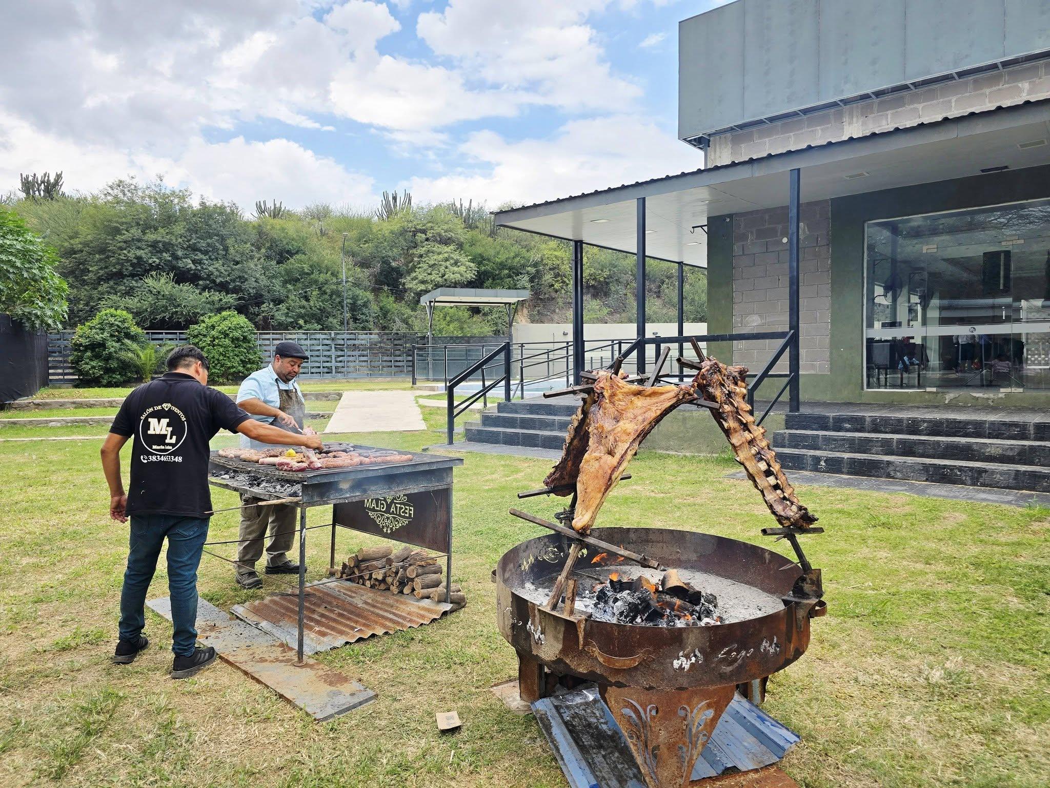 Asado preparado en el patio exterior del salón, de día