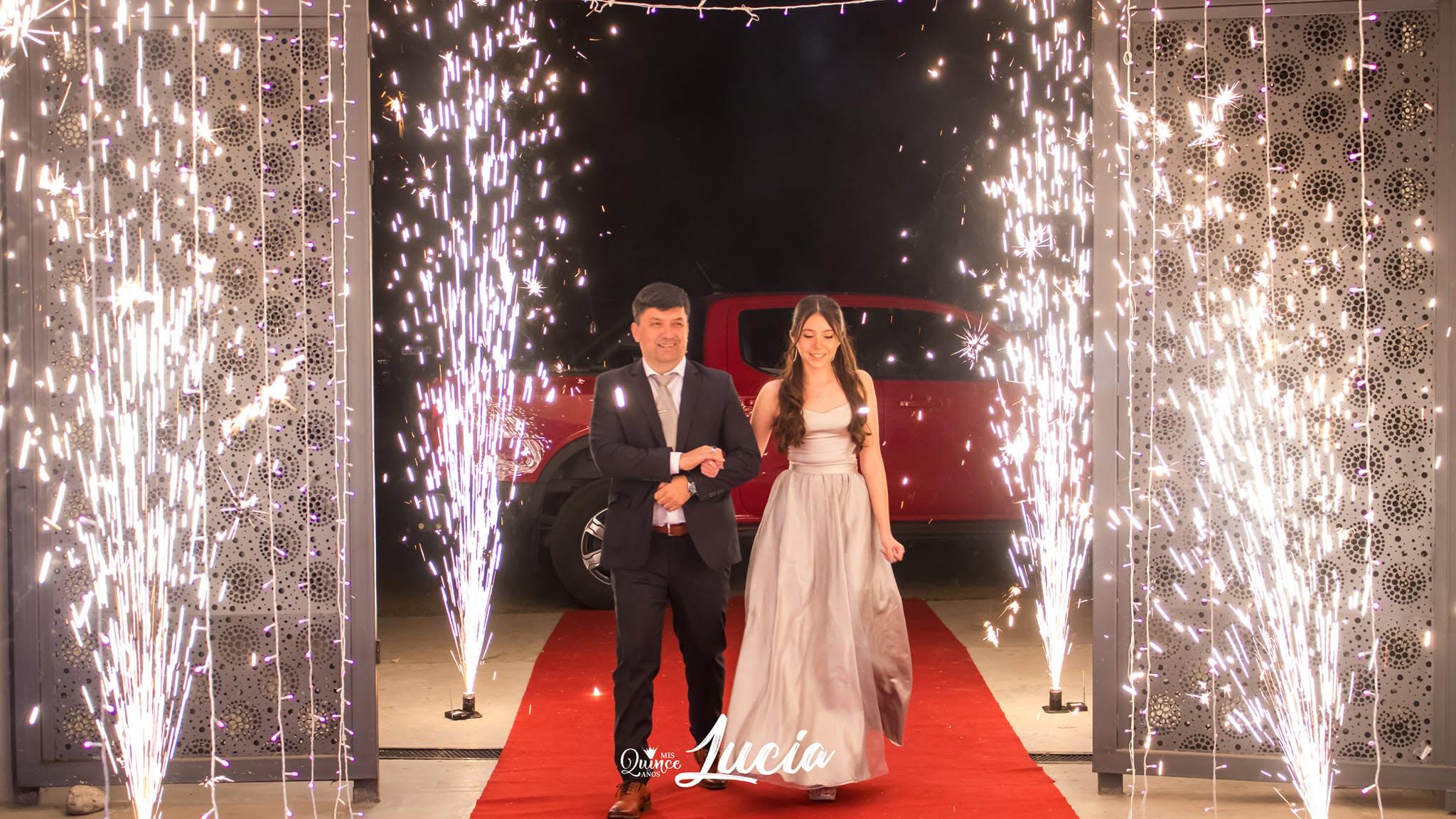 Entrada de la quinceañera a su fiesta de 15 en ML Salón de Eventos