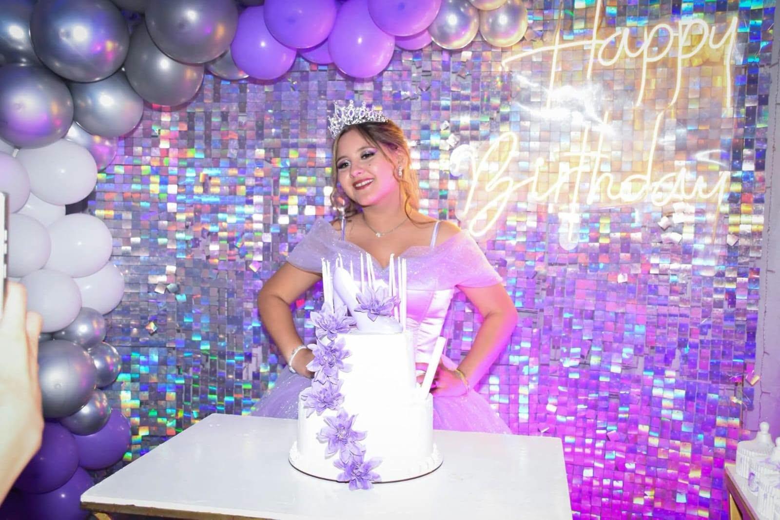 La torta de la fiesta de 15 junto a la decoración del salón